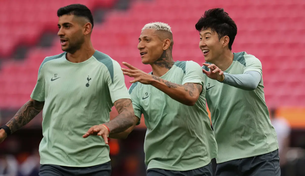 Pemain Tottenham Hotspur, Son Heung-min (kanan), Richarlison (tengah), dan Cristian Romero melakukan latihan menjelang laga final Liga Europa 2024/2025 melawan Manchester United di Stadion San Mames, Bilbao, Spanyol, Selasa (20/05/2025) waktu setempat. (AP Photo/Manu Fernandez)