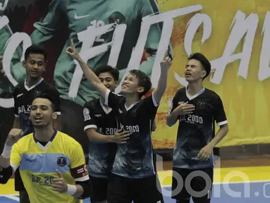 Pemain BJL 2000 Shiba, Ryan Bagus, merayakan gol yang dicetaknya saat final turnamen futsal Bolalob FFI U-20 di GOR Pasar Minggu, Jakarta, Jumat (31/03/2017). BJL 2000 Shiba menang adu pinalti atas Vamos Mataram. (Bola.com/M Iqbal Ichsan)