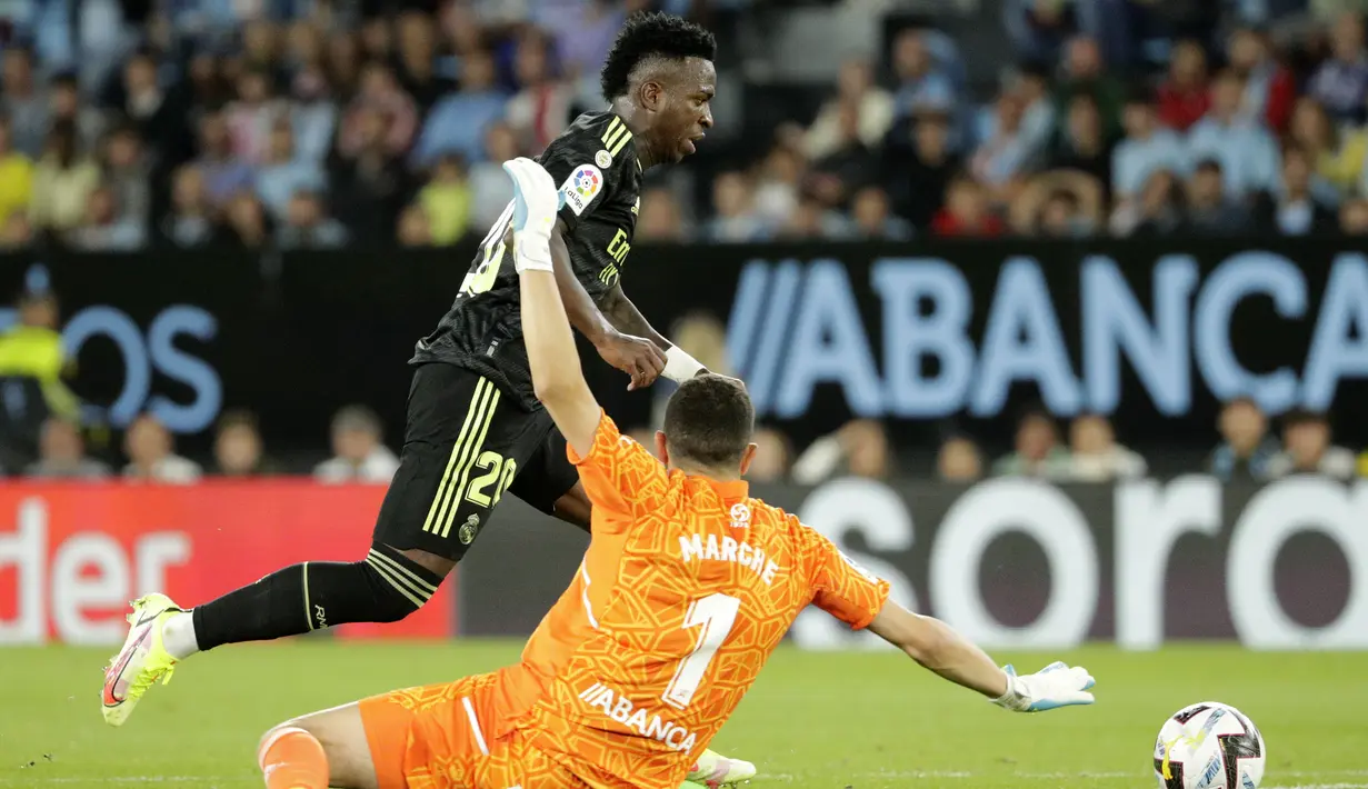 Memasuki babak kedua pada menit ke-56, Luka Modrid kembali menjadi mimpi buruk Celta Vigo. Umpan terobosannya dalam skema serangan balik mampu dimanfaatkan Vinicius Junior untuk mencetak gol ketiga bagi Real Madrid. (AP/Lalo R. Villar)