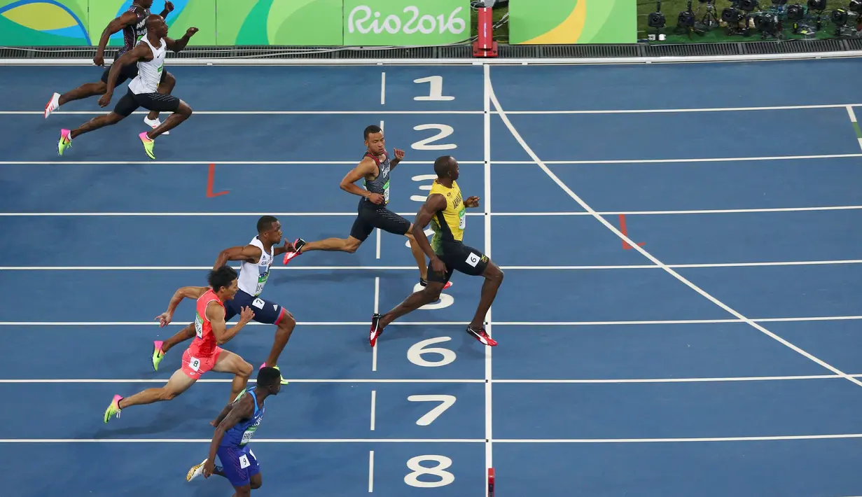 Usain Bolt berada di garis finish kategori sprint 100 meter Olimpiade 2016 di Rio de Janeiro, Brasil, (15/8). Bolt mencatat waktu 9,81 detik, mengalahkan pesaing utamanya dari AS, Justin Gatlin yang menempati posisi kedua. (REUTERS/Carlos Barria)     