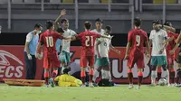 Pada babak kedua memasuki menit ke-58, Timnas Indonesia U-20 harus kehilangan kiper Cahya Supriadi akibat mengalami cedera usai berbenturan dengan rekannya berbarengan dengan handball Ahmad Rusadi di kotak terlarang. (Bola.com/Ikhwan Yanuar)