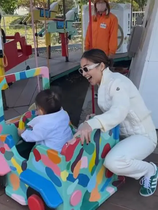 Tak heran, gaya fashion-nya selalu jadi panutan banyak orang. Setuju nggak Sahabat Fimela? [Foto: IG/nikitawillyofficial94].