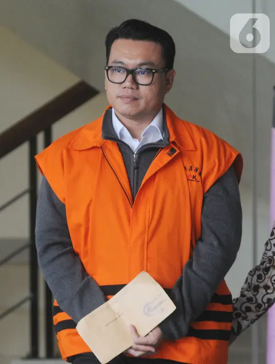 Direktur Utama Perum Perikanan Indonesia, Risyanto Suanda usai menjalani pemeriksaan lanjutan oleh penyidik di Gedung KPK, Jakarta, Jumat (1/11/2019). Risyanto diperiksa sebagai tersangka terkait suap izin kuota impor ikan frozen pacific mackerel atau ikan salem. (merdeka.com/Dwi Narwoko)