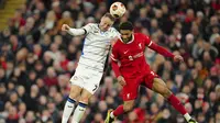 Pemain Atalanta, Teun Koopmeiners, duel udara dengan pemain Liverpool, Joe Gomez, pada leg pertama perempat final Liga Europa 2023/2024 di Anfield, Jumat (12/04/2024). (AP Photo/Jon Super)