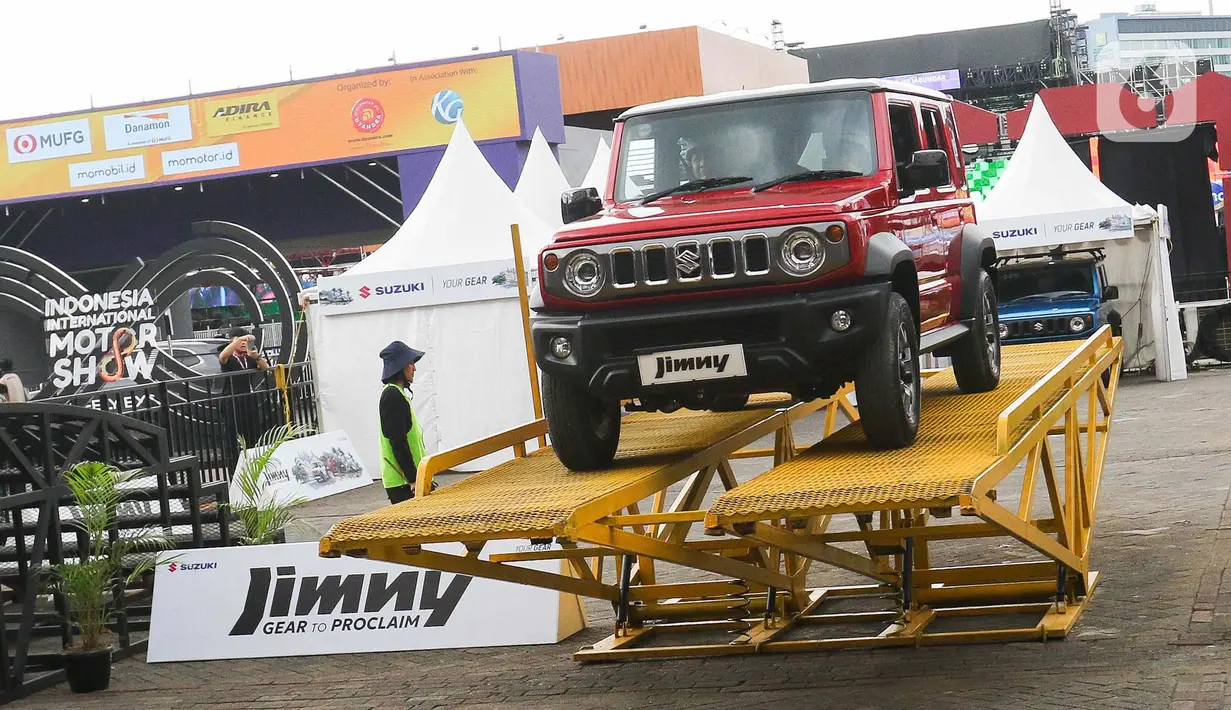 Bersama professional offroader, pengunjung bisa ikut menjelajahi langsung rintangan yang menggambarkan medan ekstrem saat melakukan offroad. (Liputan6.com/Herman Zakharia)