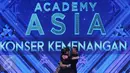 Tiga finalis D'Academy Asia 2 berpelukan usai tampil pada konser kemenangan di Studio 5 Indosiar, Jakarta, Kamis (29/12). Weni berhasil tampil menjadi juara dan Rani harus puas diposisi kedua serta Irsya ditempat ketiga. (Liputan6.com/Helmi Fithriansyah)