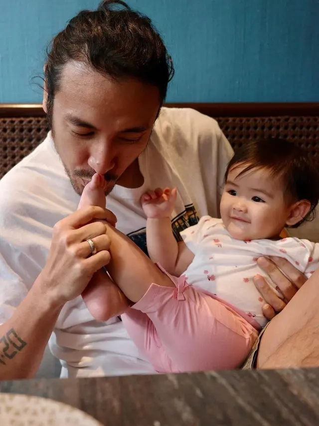 Potret Marcello Tahitoe Momong Anak