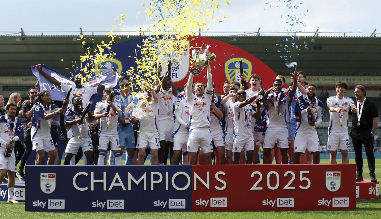 Para pemain Leeds United merayakan gelar juara Championship 2024/2025 setelah mengalahkan Plymouth Argyle di Home Park, Plymouth, Inggris, Sabtu (03/05/2025) waktu setempat. (AP Photo/PA/Steven Paston)
