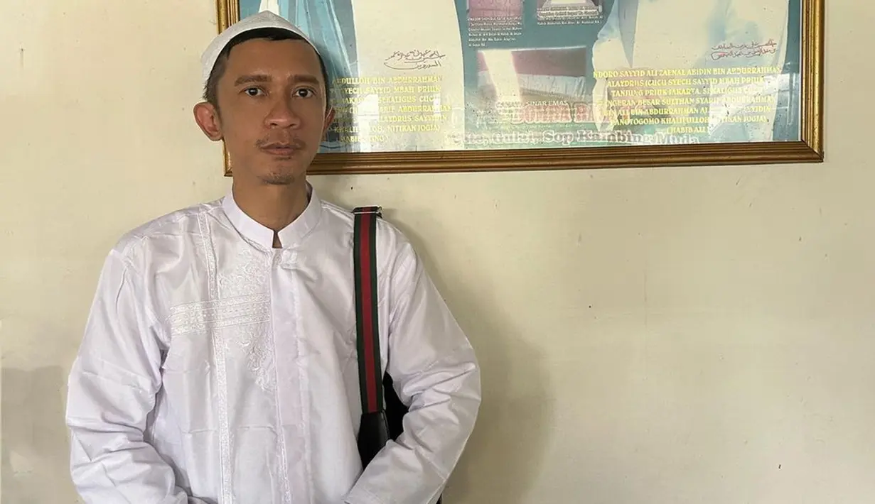 Pada Senin (13/2/2023), Aming membuat heboh dengan mengunggah penampilan yang berbeda dari biasanya. Bintang film 'Get M4rried' itu tampil dengan mengenakan baju koko putih dan peci warna serupa. Perubahan penampilannya itu pun membuat warganet kaget. (Liputan6.com/IG/@amingisback)