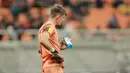 Kiper Timnas Prancis U-17, Paul Argney, membaca contekan di botol minumannya saat adu penalti melawan Senegal U-17 pada babak 16 besar Piala Dunia U-17 2023 di Jakarta International Stadium (JIS), Rabu (22/11/2023). Les Bleus Muda menang 5-3 dalam adu penalti. (Bola.com/M Iqbal Ichsan)