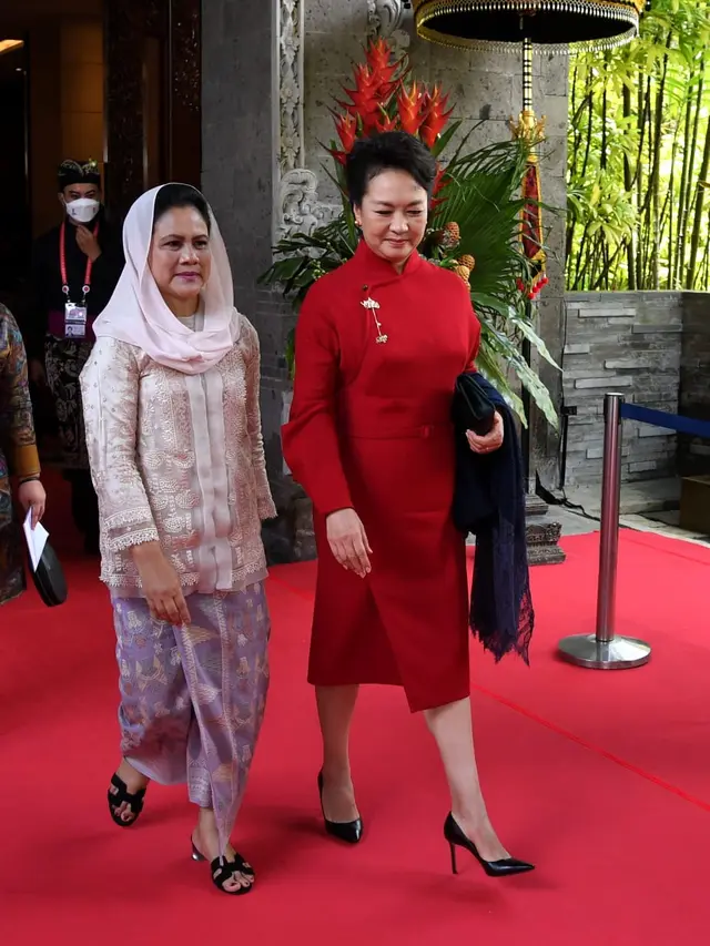 Momen Ibu Iriana Bagikan Album Foto ke Para Pendamping Pemimpin G20