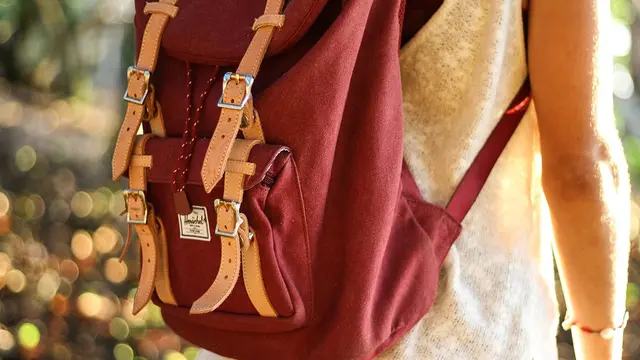 7 Cara Membawa Tas Ini Dapat Ungkap Kepribadian, Kamu yang Mana?