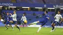 Bek Chelsea, Ben Chilwell menembak bola saat bertanding melawan Aston Villa pada pertandingan lanjutan Liga Inggris di Stamford Bridge, London, Selasa (29/12/2020). Sebelumnya, Chelsea juga baru dikalahkan Arsenal 1-3 di laga Boxing Day. (Richard Heathcote/Pool via AP)