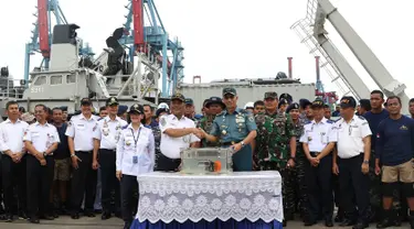 Kapushidrosal Laksda TNI Harjo Susmoro menyerahkan black box bagian Cockpit Voice Recorder (CVR) pesawat Lion Air JT 610 kepada Ketua KNKT Soerjanto Tjahjono di Pelabuhan Tanjung Priok, Jakarta, Senin (14/1). (Liputan6.com/Immanuel Antonius)