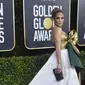 Jennifer Lopez saat tampil di karpet merah ajang Golden Globe 2020. (FRAZER HARRISON / GETTY IMAGES NORTH AMERICA / AFP)