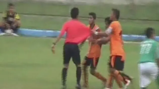 Dapat kartu Kuning, Pemain Tendang Wasit