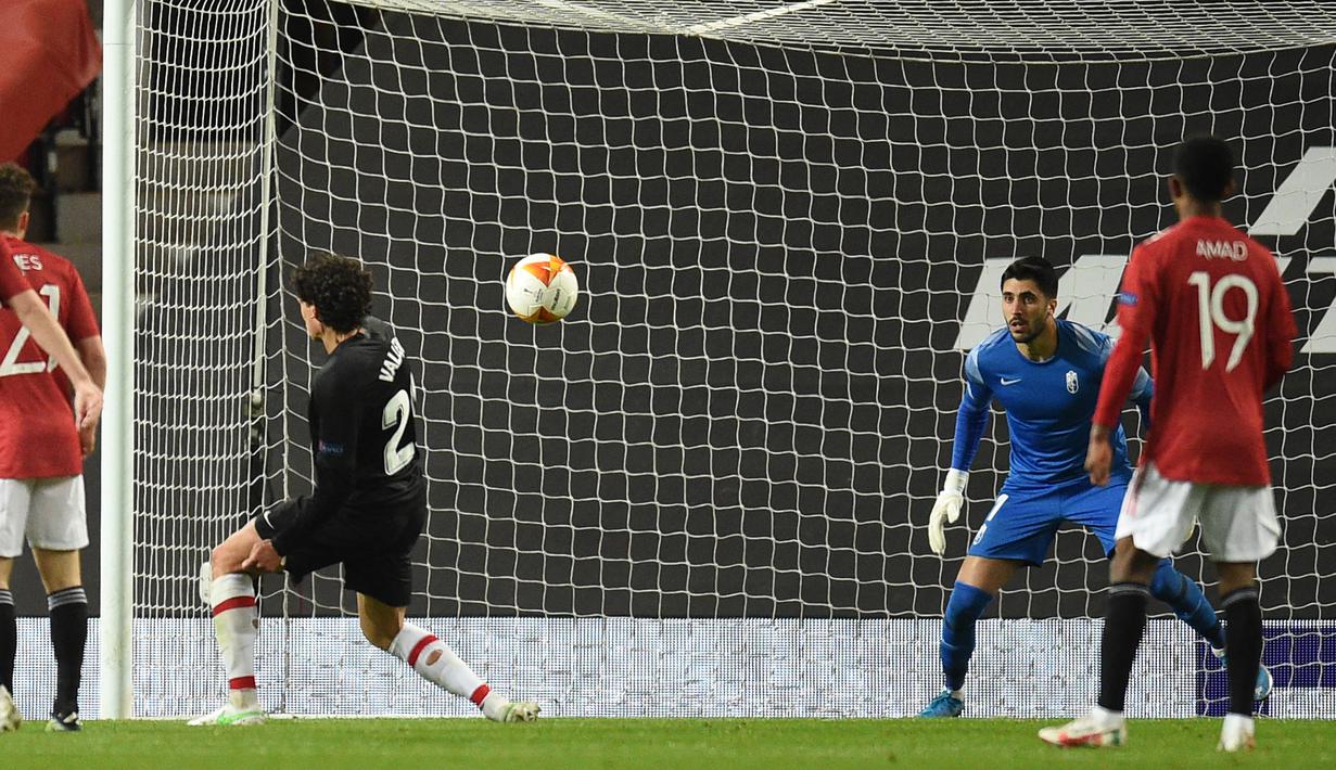 Bek Granada, Jesus Vallejo (kedua dari kiri) melakukan gol bunuh diri saat menghadapi Manchester United dalam laga leg kedua perempatfinal Liga Europa 2020/2021 di Old Trafford Stadium, Manchester, Kamis (15/4/2021). Granada kalah 0-2 dari Manchester United. (AFP/Oli Scarff)