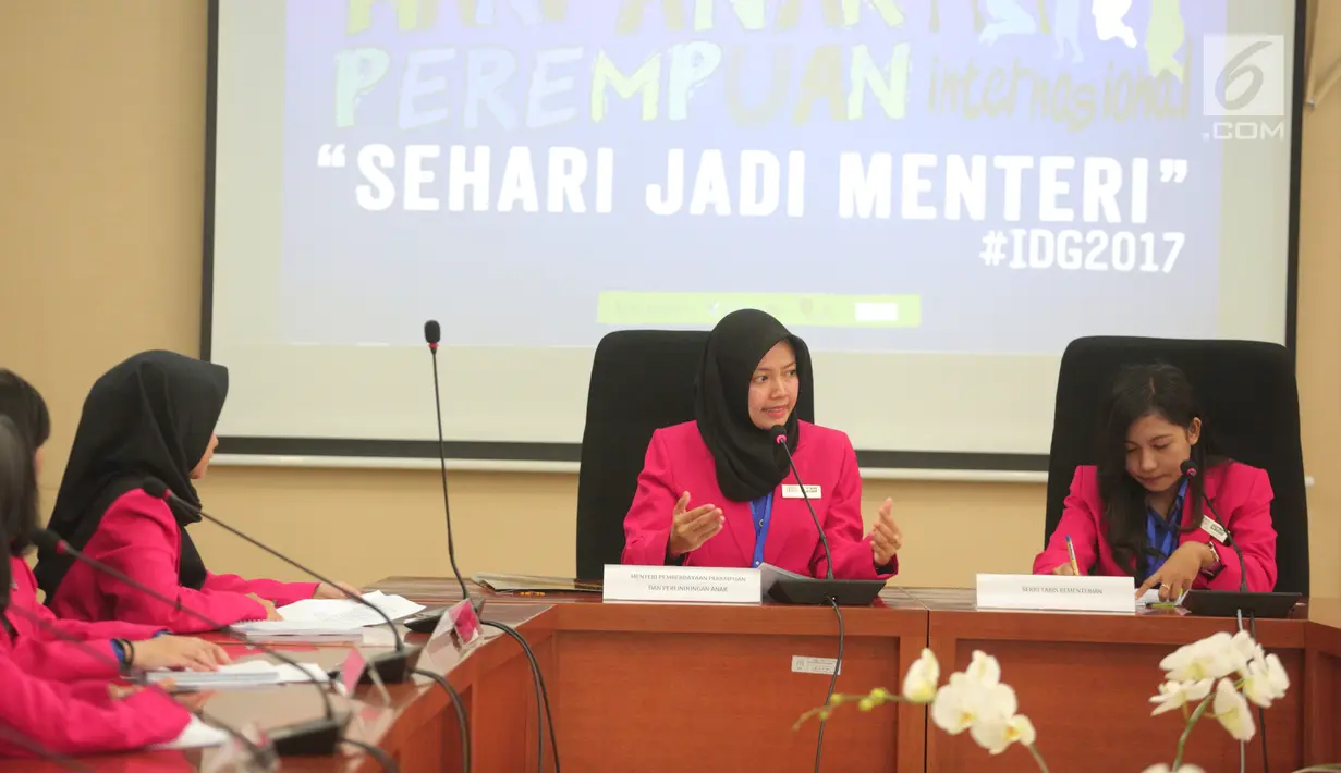 Sejumlah pelajar mengikuti kegiatan diskusi Sehari Jadi Menteri dalam memperingati Hari Anak Perempuan Internasional di Jakarta, Rabu (11/10). Diskusi ini diikuti 21 remaja terpilih dari berbagai wilayah Indonesia. (Liputan6.com/Faizal Fanani)