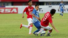 Persib Bandung bermain imbang 1-1 melawan Bali United dalam turnamen Bali Island Cup di Stadion I Wayan Dipta, Gianyar, Minggu (21/2/2016). (Bola.com/Peksi Cahyo)
