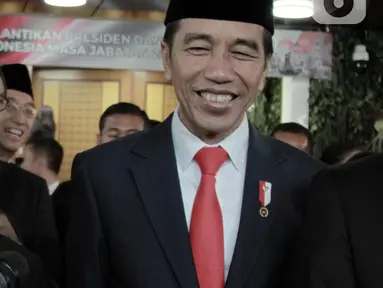 Joko Widodo atau Jokowi (kanan) dan Ma'ruf Amin (kiri) memberi keterangan usai dilantik menjadi Presiden dan Wakil Presiden RI periode 2019-2024 di Gedung Nusantara, Jakarta, Minggu (20/10/2019). Jokowi dan Ma'ruf Amin terlihat senyum semringah usai pelantikan. (merdeka.com/Iqbal Nugroho)