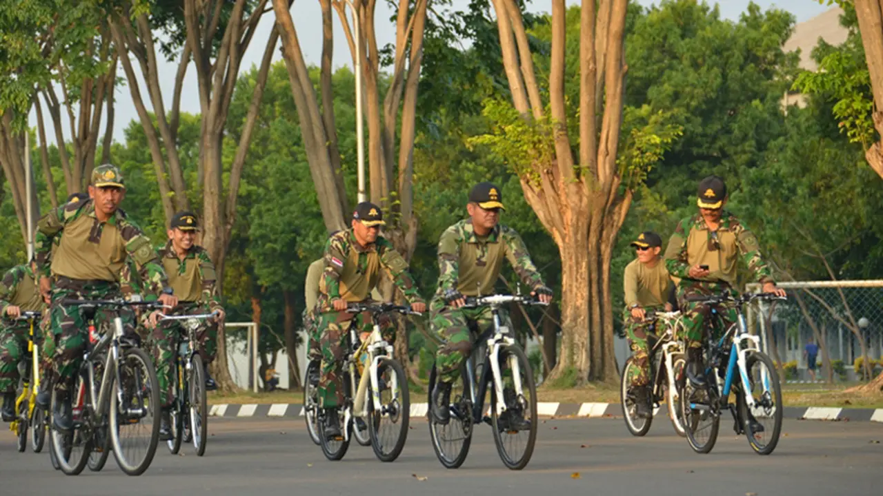 Gubernur AAL Ngabuburit dengan Bersepeda 