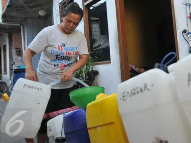 Warga membeli air bersih di Kampung Pasar Ikan Luar Batang, Penjaringan, Jakarta, Senin (28/3). Warga setempat mengaku hampir dua minggu harus membeli air bersih untuk pemenuhan kebutuhan sehari-hari. (Liputan6.com/Gempur M Surya)