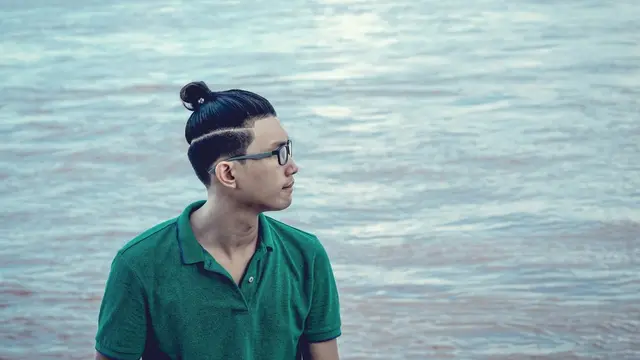 Rambut Menipis pada Pria, Apa Sih Penyebabnya? Waspadai Risiko Kebotakan, Temukan Solusinya!
