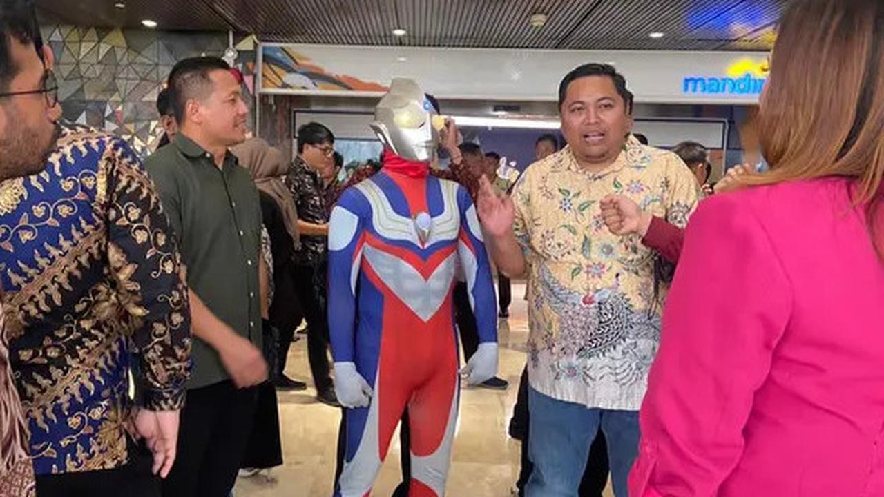 VIDEO: Gaya 'Nyeleneh' Anggota DPR Unik Pakai Kostum Ultraman saat Pelantikan, Ini Alasannya