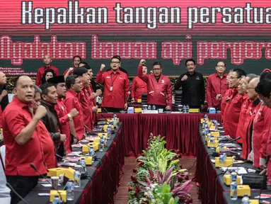 Sekretaris Jenderal PDIP Hasto Kristyanto bersama anggota dan jajaran pengurus PDIP menyanyikan lagu saat membuka Rapat Kordinasi Nasional (Rakornas) pemenangan Pileg dan Pilpres 2019 di kantor DPP PDIP, Jakarta, Sabtu (1/12). (Liputan6.com/Faizal Fanani)