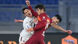 Gelandang AS Roma, Gonzalo Villar, berebut bola dengan gelandang Torino, Sasa Lukic, pada laga lanjutan Liga Italia di Stadion Olimpico, Jumat (18/12/2020) dini hari WIB. AS Roma menang 3-1 atas Torino. (AFP/Vincenzo Pinto)