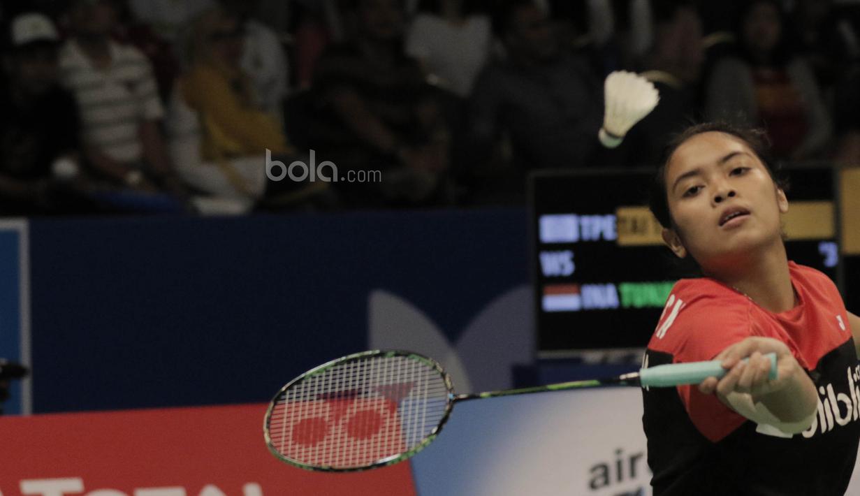Tunggal putri Indonesia, Gregoria Mariska Tunjung, kalah dari Tunggal putri China Taipei, Tai Tzu Ying pada laga Indonesia Open 2017 di JCC, Kamis, (15/6/2017). Gregoria kalah 13-21 dan 16-21. (Bola.com/M Iqbal Ichsan)