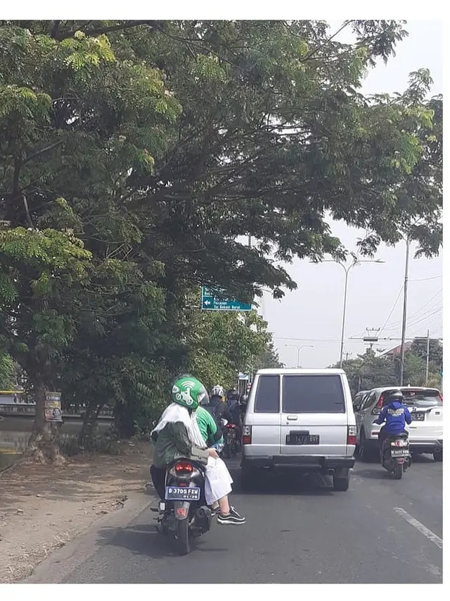 Gaya Duduk Penumpang Ojek Online Ini Nyeleneh dan Kocak Banget