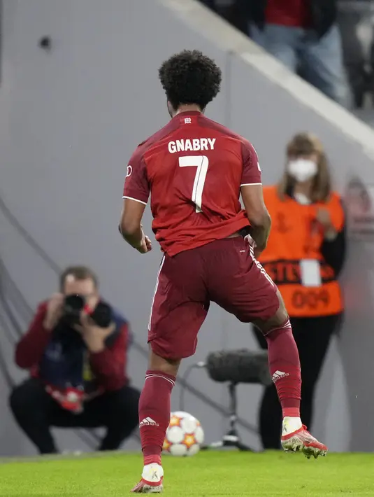 Gelandang Bayern Munchen, Serge Gnabry berselebrasi usai mencetak gol ke gawang Dynamo Kiev pada pertandingan grup E Liga Champions di Allianz Arena, Munich, Jerman, Kamis (30/9/2021). Dengan kemenangan ini Bayern berada di puncak klasemen dengan enam poin. (AP Photo/Matthias Schrader)