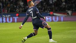 Penyerang PSG, Kylian Mbappe berselebrasi usai mencetak gol ke gawang Lorient pada pertandingan lanjutan Liga 1 Prancis di stadion Parc des Princes di Paris, Senin (4/4/2022). Mbappe mencetak dua gol dan mengantar PSG menang telak atas Lorient 5-1. (AP Photo/Michel Euler)