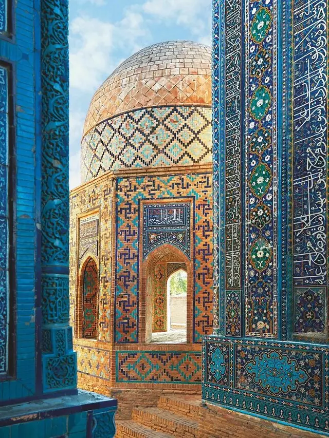 8 Bangunan Ini Arsitekturnya Unik Banget, Ada yang Dibangun Kembali Usai Gempa