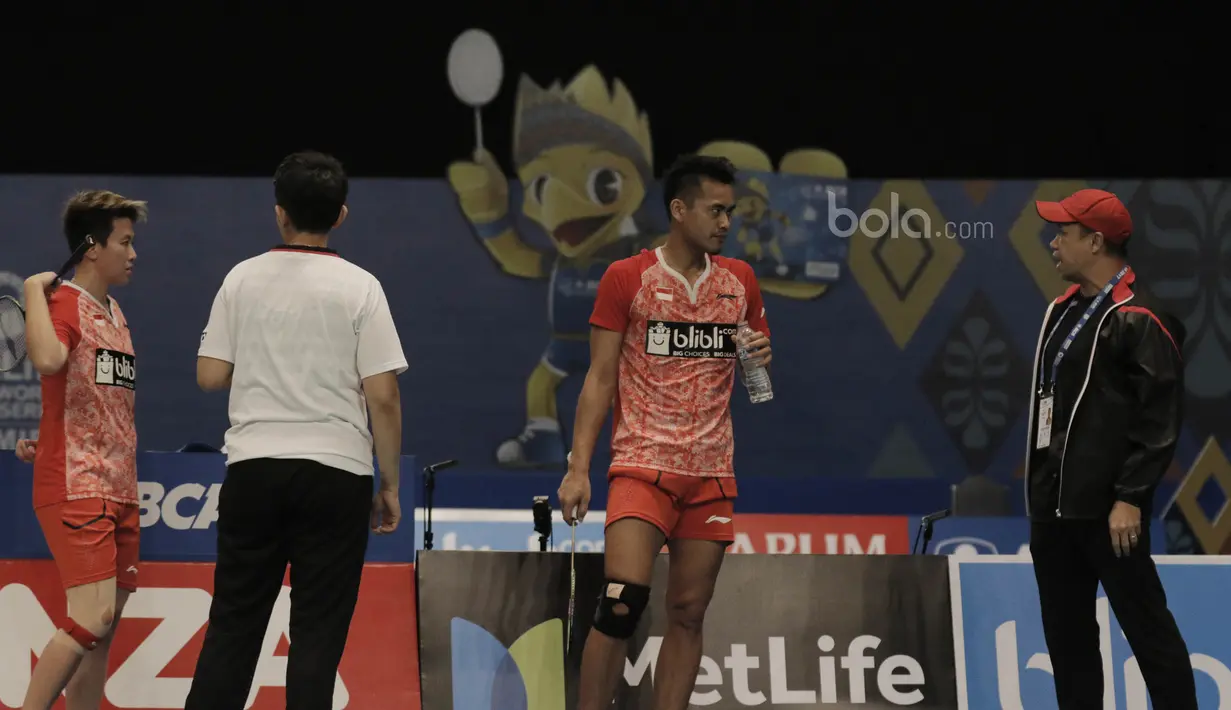 Ganda campuran Indonesia, Tontowi Ahmad/Liliyana Natsir, mendapat arahan dari pelatih pada laga Indonesia Open 2017 di JCC, Jumat (16/6/2017). Indonesia 21-18, 21-16. (Bola.com/M Iqbal Ichsan)