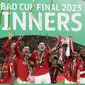 Para pemain Manchester United melakukan perayaan setelah menerima trofi juara Carabao Cup 2022/2023 saat partai final di Stadion Wembley, Senin dini hari WIB (27/2/2023). Manchester United atau MU menang 2-0 atas Newcastle United di Final Carabao Cup 2022/2023. (AP Photo/Alastair Grant)