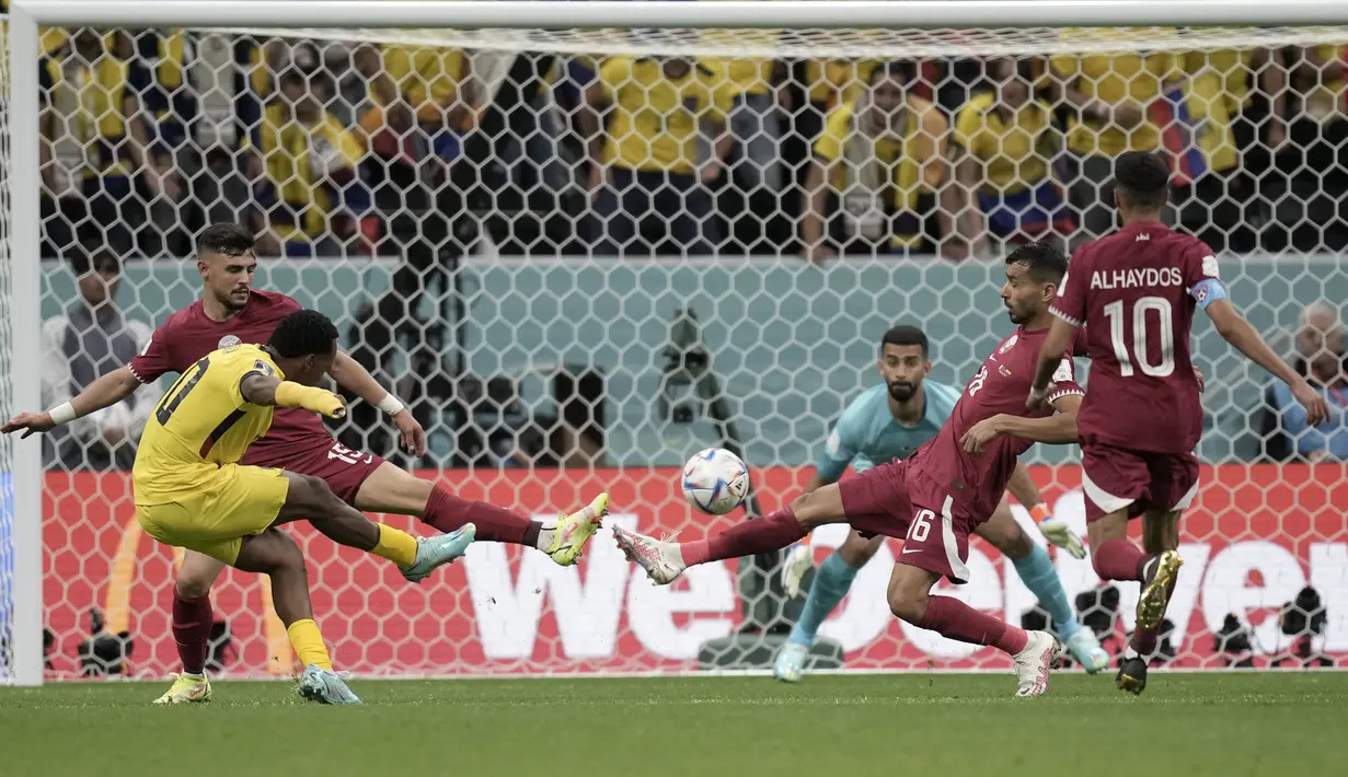 Gelandang Ekuador, Romario Ibarra menembak bola saat bertanding melawan Qatar pada pertandingan grup A Piala Dunia 2022 di Stadion Al Bayt di Al Khor, Qatar, Minggu (20/11/2022). Qatar terdampar di dasar klasemen Grup A Piala Dunia 2022. (AP Photo/Ariel Schalit)