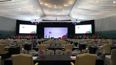Sejumlah petugas menyelesaikan persiapan ruangan yang digunakan untuk pembukaan Asian-African Summit dalam rangka peringatan ke-60 Konferensi Asia Afrika di Jakarta Convention Centre, Jakarta, Selasa (21/4/2015). (Liputan6.com/Herman Zakharia)