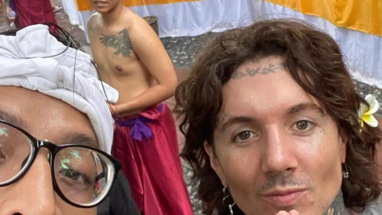 Bring Me The Horizon terpantau sedang melukat di Bali