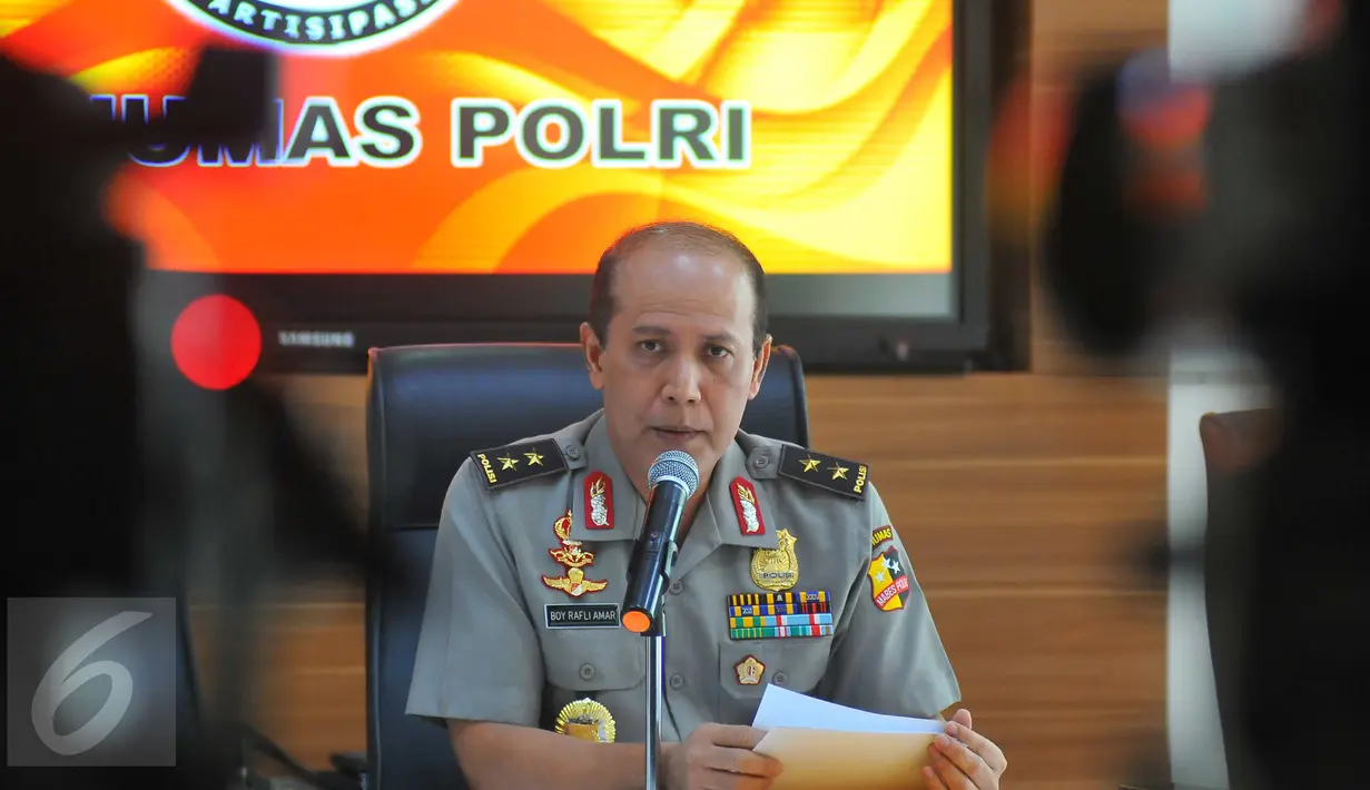 Irjen Boy Rafli Amar memberi keterangan terkait pelaku penyebar isu Rush Money di Mabes Polri, Jakarta, Sabtu (26/11).Tersangka adalah seorang guru SMK di Pluit, Jakarta Utara, berinisial AR alias Abu Uwais berusia 31 tahun. (Liputan6.com/Angga Yuniar)