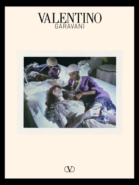 Kampanye ini mengeksplorasi tema perpindahan dan transformasi, terutama saat seseorang pindah rumah, meninggalkan yang lama dan menetap di tempat baru. Dalam pergerakan ini, terdapat keseimbangan antara meninggalkan sesuatu dan menerima sesuatu yang baru. Ini lebih dari sekadar perubahan fisik, tetapi juga melibatkan perjalanan emosional dan spiritual. [Dok/Valentino].