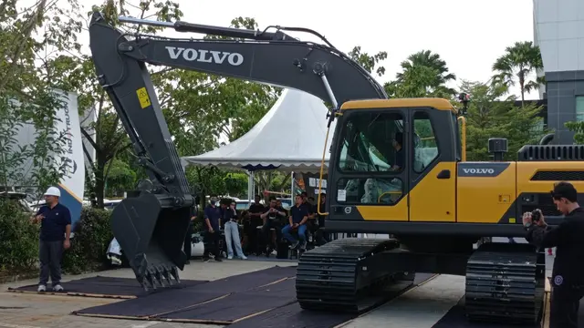 Peluncuran alat berat terbaru Volvo di Kendari Sulawesi Tenggara.(Liputan6,com/Ahmad Akbar Fua)