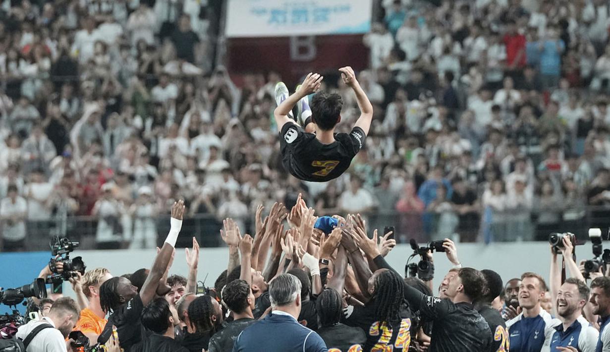 Pemain Tottenham Hotspur memberikan upacara perpisahan dengan Son Heung-min setelah laga persahabatan pramusim melawan Newcastle di Seoul World Cup Stadium, Seoul, Korea Selatan, Minggu (03/08/2025) waktu setempat. (AP Photo/Ahn Young-joon)