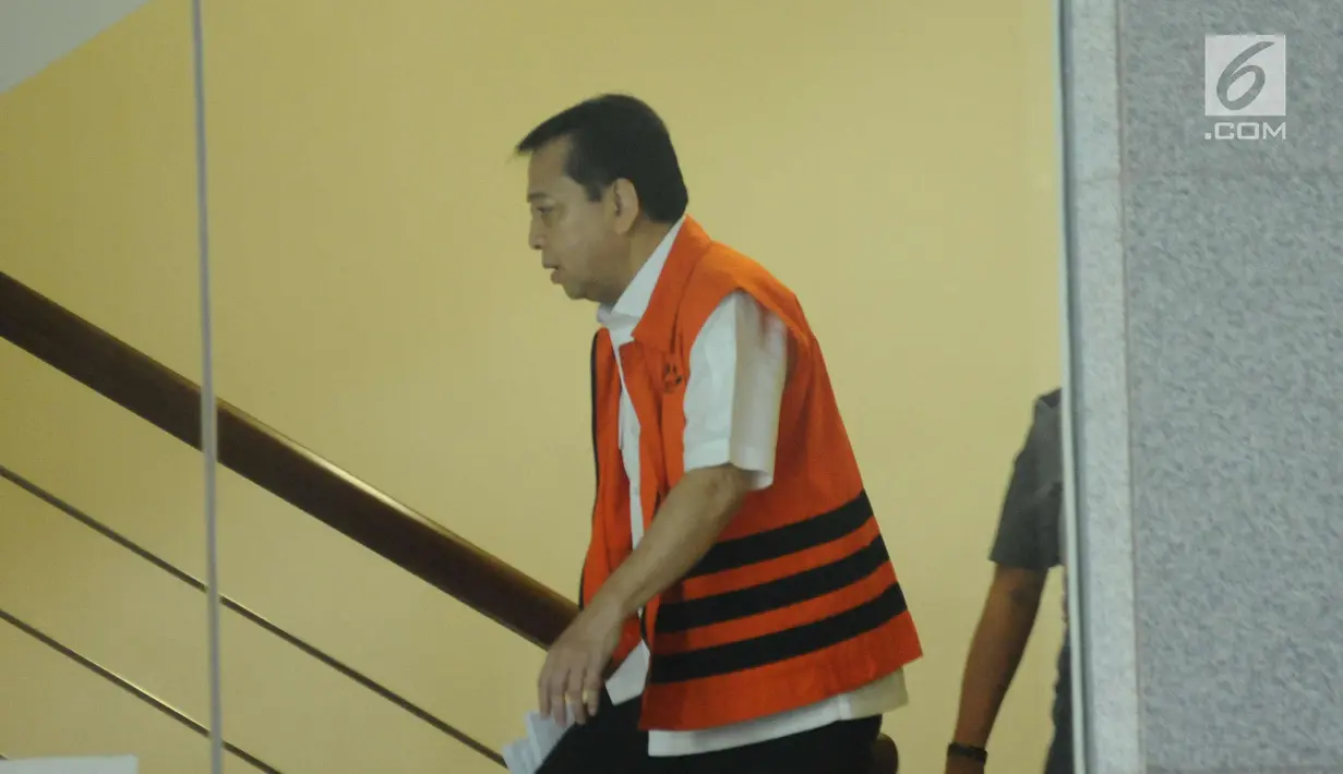 Terdakwa kasus dugaan korupsi proyek e-KTP, Setya Novanto berjalan menuju ruang pemeriksaan di Gedung KPK, Jakarta, Rabu (10/1). Setya Novanto diperiksa usai kedua putra putrinya meninggalkan gedung KPK usai diperiksa. (Liputan6.com/Helmi Fithriansyah)