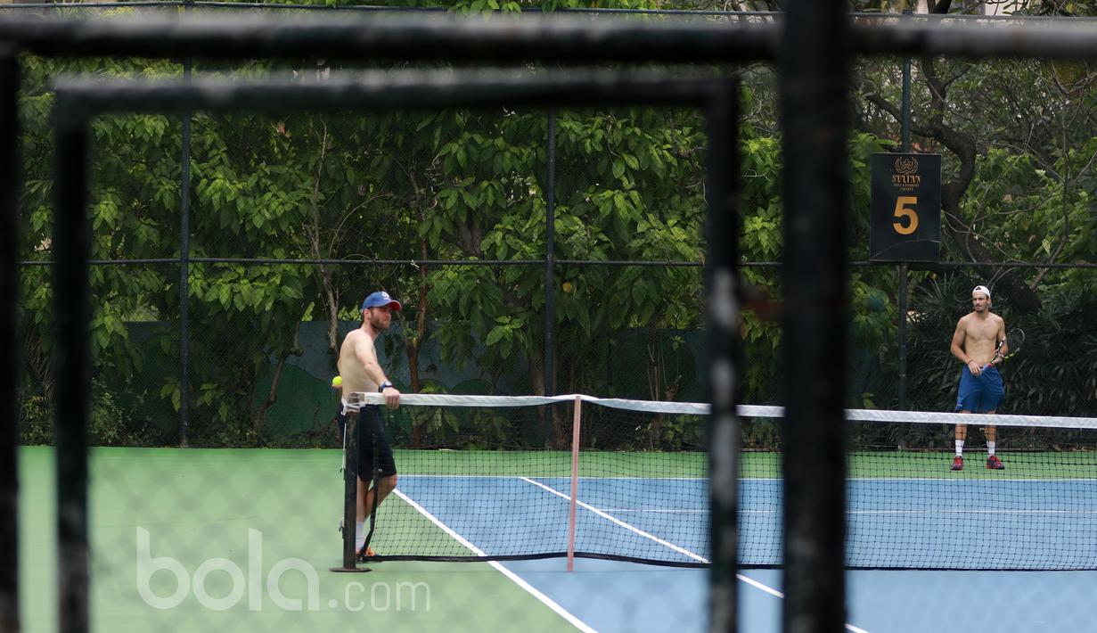 Aksi petenis Combiphar Tennis Open 2017 berlatih di Lapangan tenis Hotel Sultan, Jakarta. Senin (13/2/2017). Mereka akan memperebutkan total hadiah 45 ribu dolar Amerika Serikat (sekitar 600 juta rupiah). (Bola.com/Nicklas Hanoatubun)
