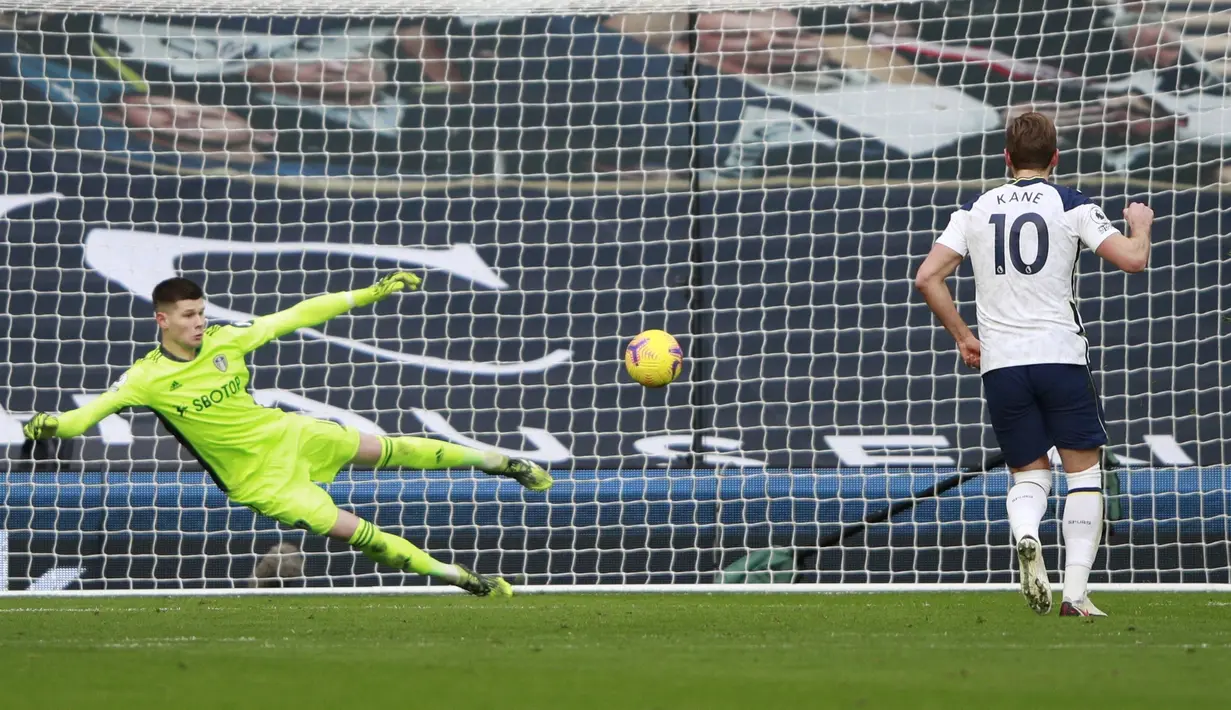 Striker Tottenham Hotspur, Harry Kane menembak untuk mencetak gol dari titik penalti ke gawang Leeds pada pertandingan lanjutan Liga Inggris di Tottenham Hotspur Stadium di London (2/1/2021). Tottenham tertinggal 4 poin dari MU dan Liverpool yang berada di dua teratas. (AP Photo/Ian Walton, Pool)