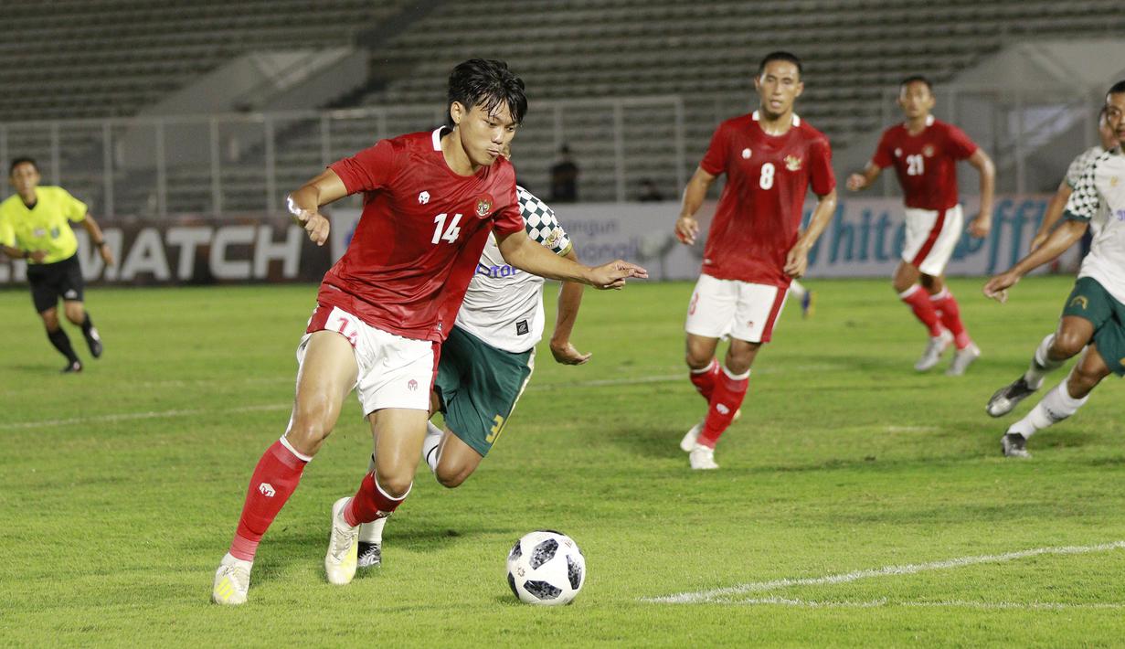 Gelandang Timnas Indonesia  U-23, Feby Eka Putra (kiri) berusaha menjebol gawang Tira Persikabo. (Foto: Bola.com/M. Iqbal Ichsan)