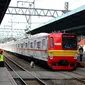 Kereta commuter line melintas di Stasiun Manggarai, Jakarta, Kamis (13/2/2020). PT KCI melakukan rekayasa perjalanan KRL Bogor dan Bekasi terkait penggantian wesel atau persimpangan rel di stasiun Gambir dan Jakarta Kota. (merdeka.com/Magang/Muhammad Fayyadh)