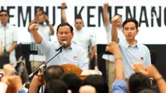 Bakal calon presiden Prabowo Subianto (kiri) bersama bakal calon wakil presiden Gibran Rakabuming Raka saat menghadiri Deklarasi Prabowo Gibran di Indonesia Arena, Jakarta, Rabu (25/10/2023). Koalisi Indonesia Maju (KIM) deklarasi Prabowo Subianto dan Gibran Rakabuming Raka sebagai calon presiden dan calon wakil presiden 2024-2029 dengan tema "Menjemput Kemenangan Indonesia Maju". (Liputan6.com/Herman Zakharia)